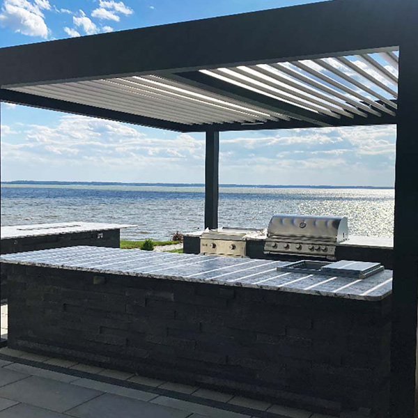 Ocean view louvered outdoor kitchen - Pergola Azenco